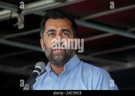 Glasgow, Großbritannien. Juni 2024. Der ehemalige schottische Premierminister Humza Yousaf von der SNP sprach am 15. Juni 2024 auf der von der Stop the war (Scotland) Coalition organisierten Pro-Palestine-Kundgebung in Glasgow, Schottland. Foto: Jeremy Sutton-Hibbert/ Alamy Live News Stockfoto