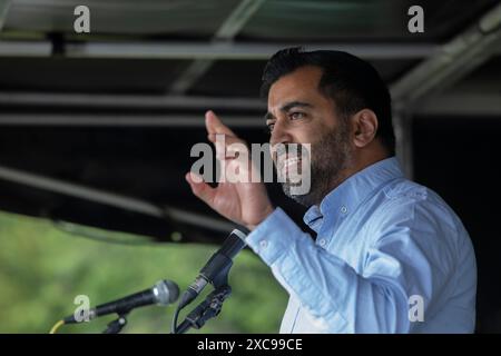 Glasgow, Großbritannien. Juni 2024. Der ehemalige schottische Premierminister Humza Yousaf von der SNP sprach am 15. Juni 2024 auf der von der Stop the war (Scotland) Coalition organisierten Pro-Palestine-Kundgebung in Glasgow, Schottland. Foto: Jeremy Sutton-Hibbert/ Alamy Live News Stockfoto