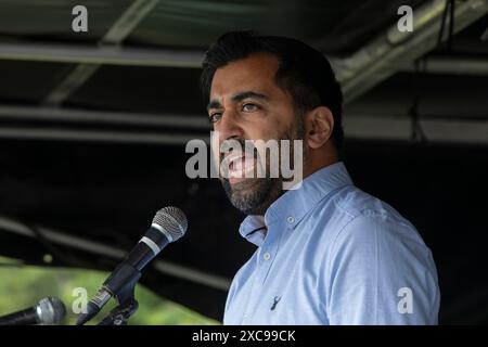 Glasgow, Großbritannien. Juni 2024. Der ehemalige schottische Premierminister Humza Yousaf von der SNP sprach am 15. Juni 2024 auf der von der Stop the war (Scotland) Coalition organisierten Pro-Palestine-Kundgebung in Glasgow, Schottland. Foto: Jeremy Sutton-Hibbert/ Alamy Live News Stockfoto