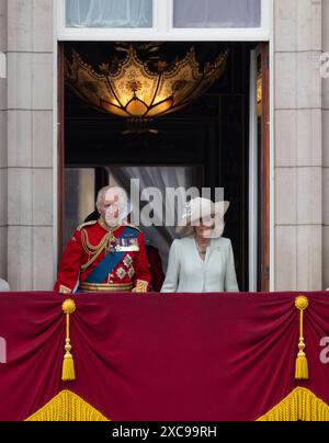 London, Großbritannien. Juni 2024. In einer Mischung aus sintflutartigen Regen, Donner und Blitz und schließlich Sonnenschein findet die offizielle Geburtstagsparade des Königs statt. In Horse Guards Parade Ground mit König Karl III. Nahm den Gruß und No. 9 Kompanie Irish Guards truppieren die Colour. Nach der Parade erscheint die königliche Familie, einschließlich Catherine, Prinzessin von Wales, auf dem Balkon des Buckingham Palace, um der großen Menge von Wohlwollenden und Zuschauern zuzuwinken, die sich vor dem Palast versammeln und auf die Mall überschwemmen. Quelle: Malcolm Park/Alamy Live News Stockfoto