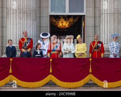 London, Großbritannien. Juni 2024. In einer Mischung aus sintflutartigen Regen, Donner und Blitz und schließlich Sonnenschein findet die offizielle Geburtstagsparade des Königs statt. In Horse Guards Parade Ground mit König Karl III. Nahm den Gruß und No. 9 Kompanie Irish Guards truppieren die Colour. Nach der Parade erscheint die königliche Familie, einschließlich Catherine, Prinzessin von Wales, auf dem Balkon des Buckingham Palace, um der großen Menge von Wohlwollenden und Zuschauern zuzuwinken, die sich vor dem Palast versammeln und auf die Mall überschwemmen. Quelle: Malcolm Park/Alamy Live News Stockfoto