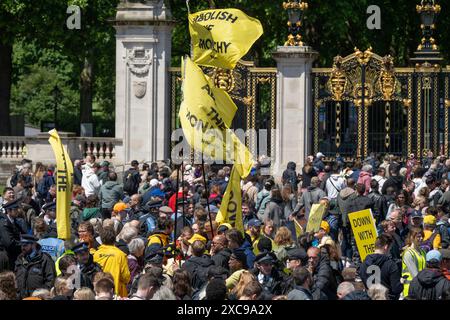 London, Großbritannien. Juni 2024. In einer Mischung aus sintflutartigen Regenfällen, Donner und Blitzen und schließlich Sonnenschein findet Trooping the Colour for the King’s Official Birthday Parade statt, an der Catherine, Prinzessin von Wales, teilnimmt. Eine Handvoll republikanischer Demonstranten nehmen an der Veranstaltung Teil. Quelle: Malcolm Park/Alamy Live News Stockfoto