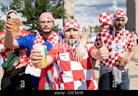 Olympiastadion, Berlin, Deutschland. Juni 2024. Euro 2024 Gruppe B Fußball, Spanien gegen Kroatien; Kroatien Fans außerhalb des Stadions glücklich Guthaben: Action Plus Sports/Alamy Live News Stockfoto