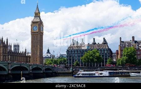 London Vereinigtes Königreich 15 Juni 2024 - die Roten Pfeile fliegen an Big Ben vorbei, während die Sonne nach sintflutartigen Regenfällen während der Trooping the Colour in London heute durchbricht . : Credit Simon Dack / Alamy Live News Stockfoto