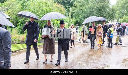London Großbritannien 15 Juni 2024 - Gäste mit Regenschirmen werden heute nach dem Trooping the Colour in London in sintflutartigen Regen durchnässt . : Credit Simon Dack / Alamy Live News Stockfoto