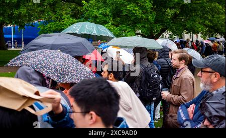 London Großbritannien 15 Juni 2024 - Menschenmengen mit Regenschirmen säumten die Straßen für die Trooping the Colour in London heute, wo es sintflutartige Regenfälle und Sonnenschein gab . : Credit Simon Dack / Alamy Live News Stockfoto