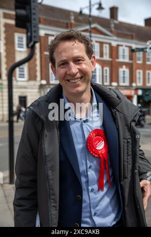 Epsom Surrey, Großbritannien, 15. Juni 2024.Lbour Kandidat für Epsom und Ewell Mark Todd, verteilt Flugblätter an potenzielle Wähler auf der Epsom High Street. Quelle: James Willoughby/Alamy Live News Stockfoto