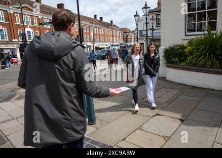 Epsom Surrey, Großbritannien, 15. Juni 2024.Lbour Kandidat für Epsom und Ewell Mark Todd, verteilt Flugblätter an potenzielle Wähler auf der Epsom High Street. Quelle: James Willoughby/Alamy Live News Stockfoto