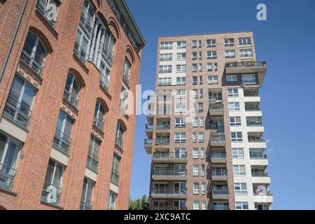 Katharinenhof im Uferpalais, ehemalige Schultheiß-Brauerei, rechts Wohnhochhaus Eiswerderstraße, Wasserstadt Spandau, Hakenfelde, Spandau, Berlin, Deutschland *** Katharinenhof in Uferpalais, ehemalige Schultheiß-Brauerei, rechts Wohnhochhaus Eiswerderstraße, Wasserstadt Spandau, Hakenfelde, Spandau, Berlin, Deutschland Stockfoto