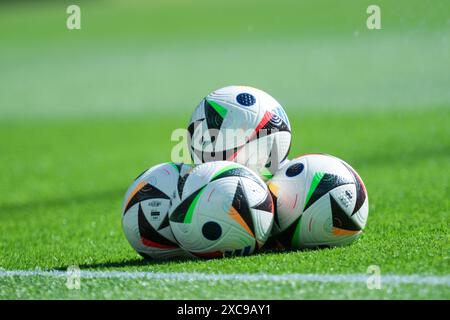 Berlin, Deutschland. Juni 2024. Fußball: UEFA Euro 2024, Europameisterschaft, Spanien - Kroatien, Vorrunde, Gruppe B, Spieltag 1, Olympiastadion Berlin, offizielle Fußbälle sind vor dem Spiel auf dem Spielfeld. Quelle: Sören Stache/dpa/Alamy Live News Stockfoto