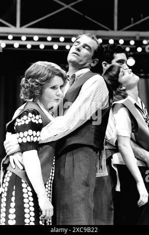 l-r: Imelda Staunton (Gloria Beatty), Paul Greenwood (Robert Syverton), Jane Lancaster (Ruby Batone) in SIE SCHIESSEN PFERDE, NICHT WAHR? Von Ray Herman am Mermaid Theatre, London EC4 16/07/1987 eine Produktion der Royal Shakespeare Company, adaptiert nach dem Roman von Horace McCoy Design: Ralph Koltai Beleuchtung: Chris Ellis Regisseur: Ron Daniels Stockfoto