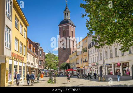 Fußgängerzone, Einkaufstraße, Carl-Schurz-Straße, Nikolaikirche, Altstadt, Spandau, Berlin, Deutschland *** Fußgängerzone, Einkaufsstraße, Carl Schurz Straße, Nikolaikirche, Altstadt, Spandau, Berlin, Deutschland Stockfoto