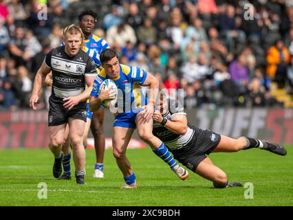 Leeds Rhinos' Brodie Croft wurde von Herman ese'ese'ese vom Hull FC während des Spiels der Betfred Super League im MKM Stadium in Kingston upon Hull angegriffen. Bilddatum: Samstag, 15. Juni 2024. Stockfoto