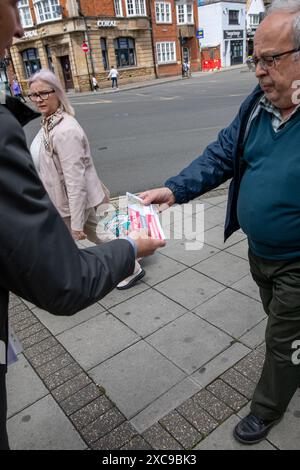 Epsom Surrey, Großbritannien, 15. Juni 2024.Lbour Kandidat für Epsom und Ewell Mark Todd, verteilt Flugblätter an potenzielle Wähler auf der Epsom High Street. Quelle: James Willoughby/Alamy Live News Stockfoto