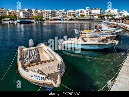 Boote an der Lagune Voulismeni See in Agios Nikolaos, Ostkreta, Griechenland Stockfoto