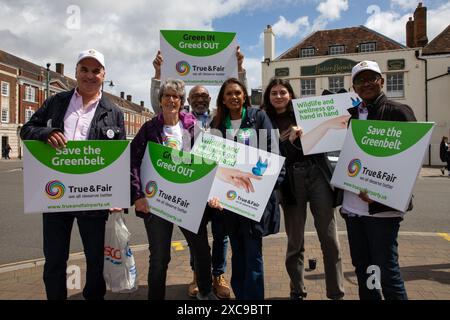 Epsom Surrey, Großbritannien, 15. Juni 2024. Gina Miller und ihre Unterstützer halten Plakate hoch, nachdem sie auf der Epsom High Street gescannt waren. Quelle: James Willoughby/Alamy Live News Stockfoto