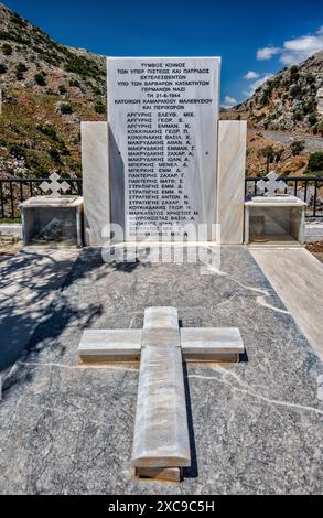 Goniano-Denkmal für die Helden des Dorfes Kamaraki, ermordet von deutschen Truppen in der Goniano-Schlucht (Gonies) im Jahr 1944 in der Nähe der Stadt Tylisos, Kreta, Griechenland Stockfoto