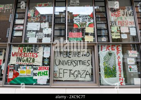 London, Großbritannien. 15. Juni 2024. Pro-Palästina-Demonstranten versammelten sich vor der London School of Economics (LSE), um das laufende Lager im Marshall Bloom Building zu unterstützen. Anrede: Andrea Domeniconi/Alamy Live News Stockfoto