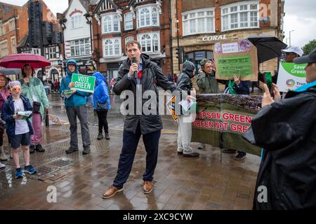 Epsom Surrey, Großbritannien, 15. Juni 2024. Mark Todd, Kandidat für Epsom und Ewell, hält eine Rede, nachdem er auf der Epsom High Street gekannt hatte. Quelle: James Willoughby/Alamy Live News Stockfoto