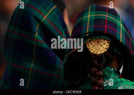 Kathmandu, Nepal. Juni 2024. Nepalesische Mädchen beobachten Bhume Naach, ein rituelles Volkstanz-Festival, das von den Kham Magar aus dem mittleren Westen Nepals gefeiert wird. An diesem Tag verehren die Menschen Land und Natur für eine bessere Erde, indem sie rituellen Volkstanz aufführen. (Foto: Skanda Gautam/SOPA Images/SIPA USA) Credit: SIPA USA/Alamy Live News Stockfoto