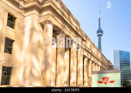 TTC (Toronto Transit Commission)-Logo vor dem Gebäude der Union Station mit dem CN Tower-Hintergrund in Toronto, ON, Kanada, am 22. Oktober 2023 Stockfoto