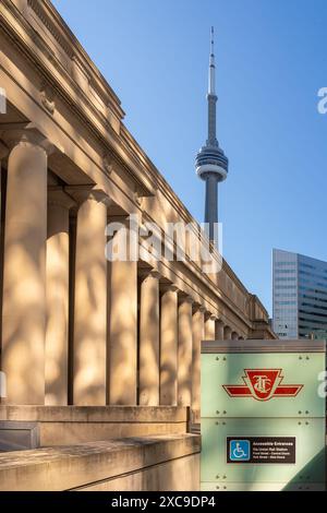 TTC (Toronto Transit Commission)-Logo vor dem Gebäude der Union Station mit dem CN Tower-Hintergrund in Toronto, ON, Kanada, am 22. Oktober 2023 Stockfoto