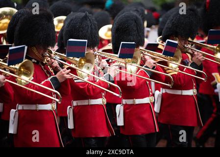 London, Großbritannien. Juni 2024. Mitglieder der Band marschieren im Regen. Die King's Birthday Parade, auch bekannt als Trooping the Colour, ist eine Militärprozession, die jedes Jahr zum offiziellen Geburtstag des britischen Monarchen stattfindet. Quelle: SOPA Images Limited/Alamy Live News Stockfoto