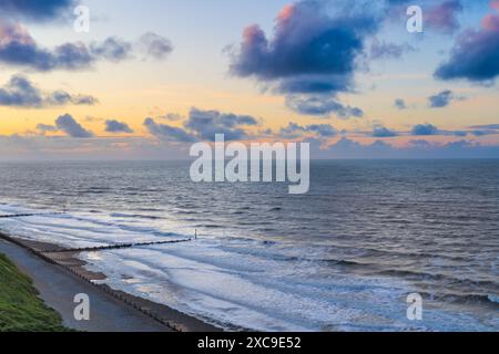 Blick auf die Nordsee in Norfolk, Großbritannien bei Sonnenuntergang Stockfoto