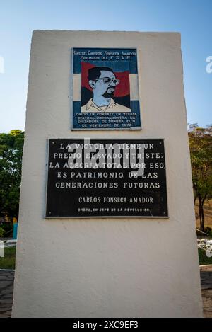 Freistehende Gedenktafel zu Ehren von Carlos Fonseca Amador, einem der wichtigsten nicaraguanischen Revolutionäre, Leon, Nicaragua Stockfoto