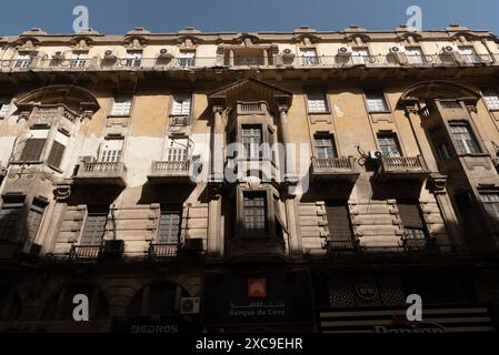 Kairo, Ägypten. Juni 2024 Architektur in der Innenstadt von Kairo entlang der Talaat Harb Street, die klassische Fassade des Gebäudes, Heimat der Banque du Caire Stockfoto