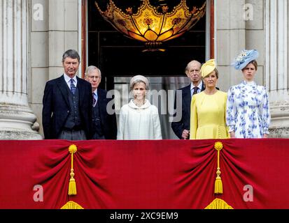 Timothy Laurence, Prinz Richard und Birgitte Duke und Duchess of Gloucester, Prinz Edward, Duke of Kent, Sophie, Dutchess of Edinburgh und Lady Louise auf dem Balkon des Buckingham Palace in London, nachdem sie am 15. Juni 2024 an der Trooping the Colour (The Kings Birthday Parade) teilgenommen hatten Foto: Albert Nieboer/Niederlande RAUS/Point de Vue RAUS Stockfoto