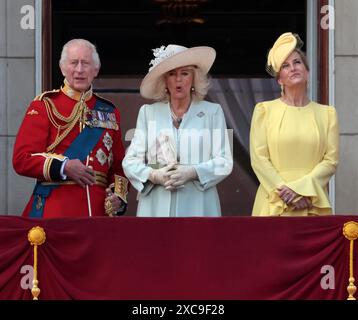 London, Großbritannien. Juni 2024. König Karl III., Königin Camilla, Sophie Duchess of Edinburgh, stehen am Samstag, den 15. Juni 2024, auf dem Balkon des Buckingham Palace bei der jährlichen „Trooping the Colour“ in der Mall in London. Die Zeremonie findet jährlich statt und geht auf die Ära von König Charles II. Zurück Foto: Hugo Philpott/UPI Credit: UPI/Alamy Live News Stockfoto