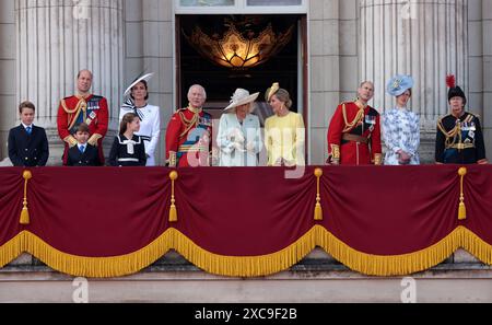 London, Großbritannien. Juni 2024. L-R Prinz George, William Prinz von Wales, Prinz Louis, Prinzessin Charlotte, Katharina Prinzessin von Wales, König Karl III., Königin Camilla, Sophie Herzogin von Edinburgh, Edward Herzog von Edinburgh, Lady Louise Windsor, Prinzessin Anne steht auf dem Balkon des Buckingham Palace beim jährlichen „Trooping the Colour“ in der Mall in London am Samstag, den 15. Juni 2024. Die Zeremonie findet jährlich statt und geht auf die Ära von König Charles II. Zurück Foto: Hugo Philpott/UPI Credit: UPI/Alamy Live News Stockfoto