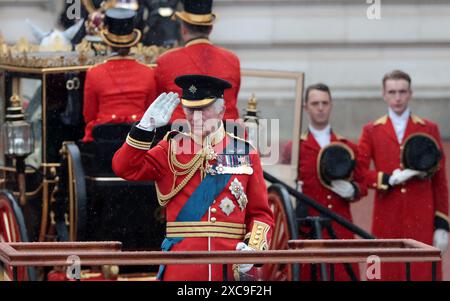 London, Großbritannien. Juni 2024. König Karl III. Feiert am Samstag, den 15. Juni 2024, einen Gruß vor seinen Streitkräften bei der jährlichen „Trooping the Colour“ in der Mall in London. Die Zeremonie findet jährlich statt und geht auf die Ära von König Charles II. Zurück Foto: Hugo Philpott/UPI Credit: UPI/Alamy Live News Stockfoto