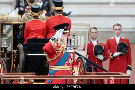 London, Großbritannien. Juni 2024. König Karl III. Feiert am Samstag, den 15. Juni 2024, einen Gruß vor seinen Streitkräften bei der jährlichen „Trooping the Colour“ in der Mall in London. Die Zeremonie findet jährlich statt und geht auf die Ära von König Charles II. Zurück Foto: Hugo Philpott/UPI Credit: UPI/Alamy Live News Stockfoto