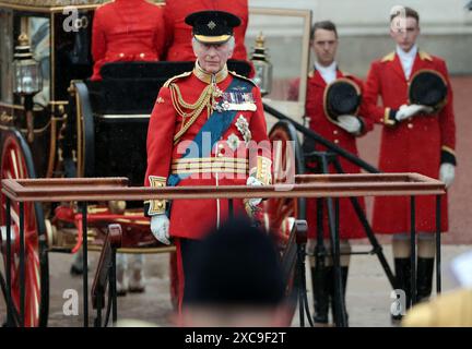 London, Großbritannien. Juni 2024. König Karl III. Feiert am Samstag, den 15. Juni 2024, einen Gruß vor seinen Streitkräften bei der jährlichen „Trooping the Colour“ in der Mall in London. Die Zeremonie findet jährlich statt und geht auf die Ära von König Charles II. Zurück Foto: Hugo Philpott/UPI Credit: UPI/Alamy Live News Stockfoto