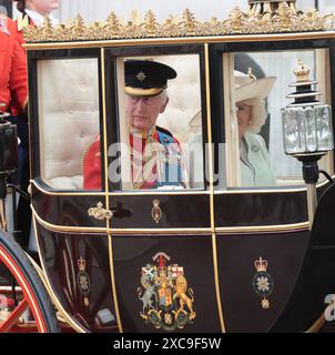 London, Großbritannien. Juni 2024. König Karl III. Und Königin Camilla reisen am Samstag, den 15. Juni 2024, in einer königlichen Kutsche bei der jährlichen „Trooping the Colour“ in der Mall in London. Die Zeremonie findet jährlich statt und geht auf die Ära von König Charles II. Zurück Foto: Hugo Philpott/UPI Credit: UPI/Alamy Live News Stockfoto