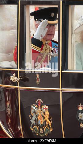 London, Großbritannien. Juni 2024. König Karl III. Und Königin Camilla reisen am Samstag, den 15. Juni 2024, in einer königlichen Kutsche bei der jährlichen „Trooping the Colour“ in der Mall in London. Die Zeremonie findet jährlich statt und geht auf die Ära von König Charles II. Zurück Foto: Hugo Philpott/UPI Credit: UPI/Alamy Live News Stockfoto