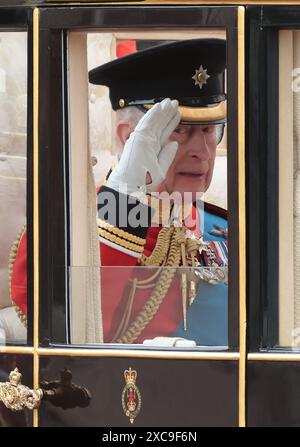 London, Großbritannien. Juni 2024. König Karl III. Und Königin Camilla reisen am Samstag, den 15. Juni 2024, in einer königlichen Kutsche bei der jährlichen „Trooping the Colour“ in der Mall in London. Die Zeremonie findet jährlich statt und geht auf die Ära von König Charles II. Zurück Foto: Hugo Philpott/UPI Credit: UPI/Alamy Live News Stockfoto
