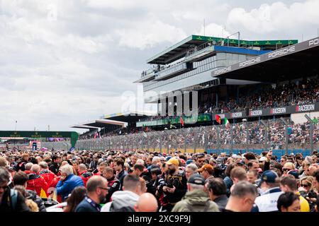 Ambiance Grille de Start, Startaufstellung während der Startaufstellung der 24 Stunden von Le Mans 2024, 4. Runde der FIA-Langstrecken-Weltmeisterschaft 2024, auf dem Circuit des 24 Heures du Mans, am 15. Juni 2024 in Le Mans, Frankreich - Foto Germain Hazard/DPPI Credit: DPPI Media/Alamy Live News Stockfoto