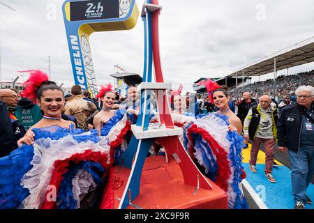 Ambiance Grille de Start, Startaufstellung während der Startaufstellung der 24 Stunden von Le Mans 2024, 4. Runde der FIA-Langstrecken-Weltmeisterschaft 2024, auf dem Circuit des 24 Heures du Mans, am 15. Juni 2024 in Le Mans, Frankreich - Foto Germain Hazard/DPPI Credit: DPPI Media/Alamy Live News Stockfoto