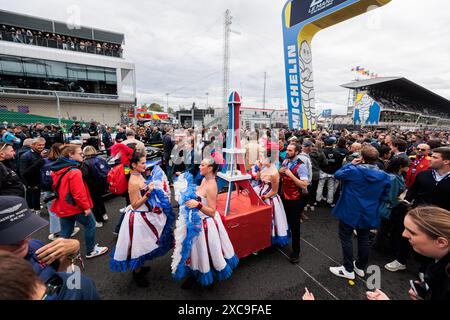 Ambiance Grille de Start, Startaufstellung während der Startaufstellung der 24 Stunden von Le Mans 2024, 4. Runde der FIA-Langstrecken-Weltmeisterschaft 2024, auf dem Circuit des 24 Heures du Mans, am 15. Juni 2024 in Le Mans, Frankreich - Foto Germain Hazard/DPPI Credit: DPPI Media/Alamy Live News Stockfoto