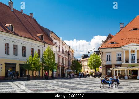 Sibiu, Siebenbürgen, Rumänien - 2. Mai 2022: Piata Mare oder der große Platz und Strada Nicolae Balcescu Straße - historisches Zentrum von Sibiu. Heller, sonniger Tag. Stockfoto