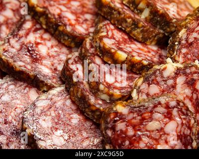 Details Zu Gepökeltem Fleisch. Detaillierte Salami-Textur mit marmoriertem Fett, geeignet für Kochbücher und Lebensmittelmarketing. Stockfoto