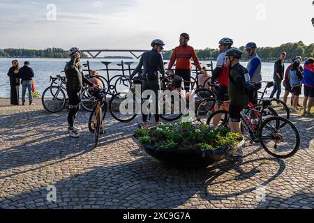 Radfahrer in Motala, Schweden, während eines der weltweit größten Freizeitradrennen, Vätternrundan, am Freitag. Stockfoto