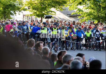 Radfahrer in Motala, Schweden, während eines der weltweit größten Freizeitradrennen, Vätternrundan, am Freitag. Stockfoto