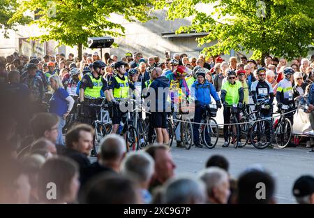Radfahrer in Motala, Schweden, während eines der weltweit größten Freizeitradrennen, Vätternrundan, am Freitag. Stockfoto