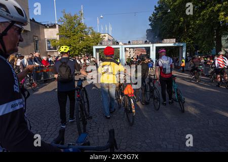 Radfahrer in Motala, Schweden, während eines der weltweit größten Freizeitradrennen, Vätternrundan, am Freitag. Stockfoto