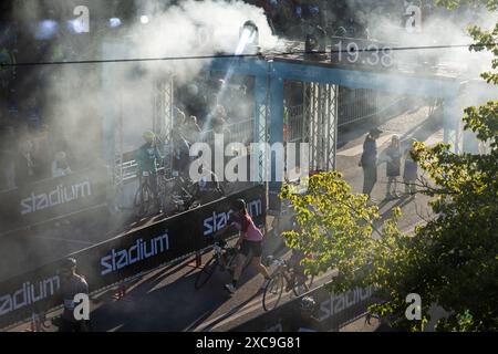 Radfahrer in Motala, Schweden, während eines der weltweit größten Freizeitradrennen, Vätternrundan, am Freitag. Stockfoto