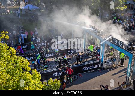 Radfahrer in Motala, Schweden, während eines der weltweit größten Freizeitradrennen, Vätternrundan, am Freitag. Stockfoto
